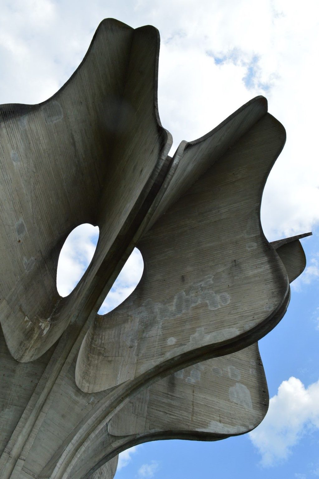 SPOMENIK REVOLUCIJI I KAMENI&nbsp;CVIJET